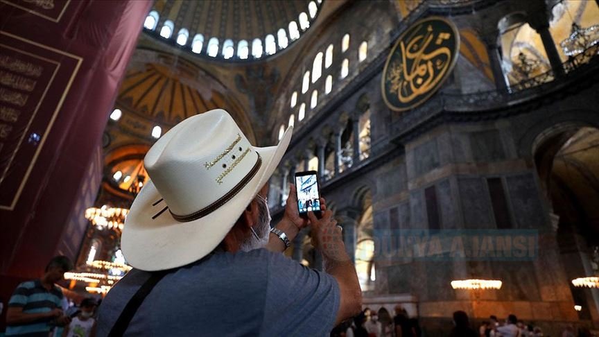 Ayasofya-i Kebir Cami-i Şerifi'nde ziyaretçi yoğunluğu sürüyor