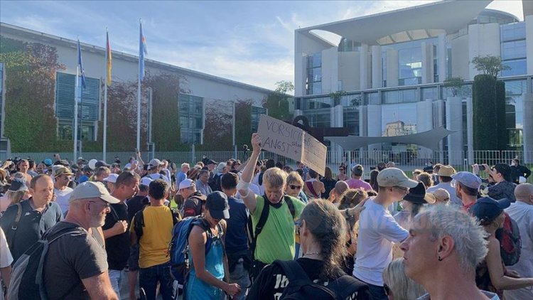 Almanya Başbakanlık binası önünde Kovid-19 kısıtlaması protesto edildi