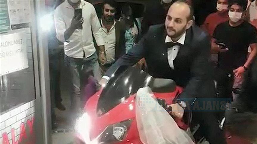 Motosiklet tutkunu damat düğün salonuna motosikletle girdi