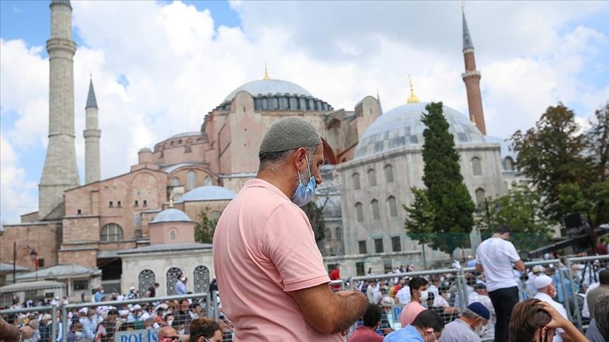 Ayasofya Camii'ndeki 5'inci cuma namazı yoğun katılımla eda edildi