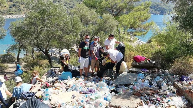 Fethiye'de çevre gönüllüleri 2 ton çöp topladı