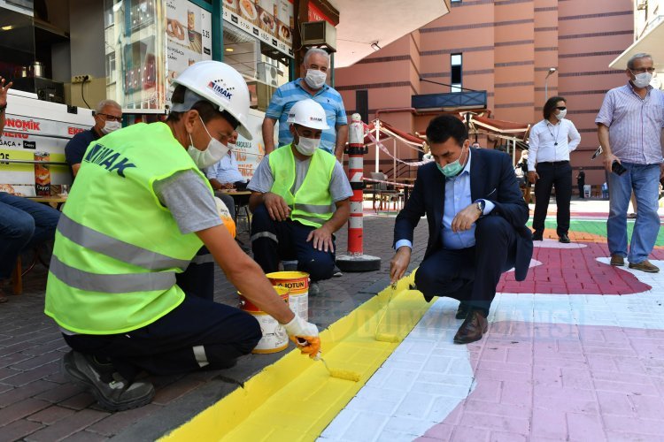 Başkan Dündar sokakları boyadı