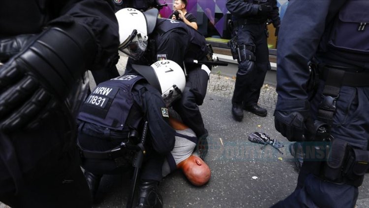 Almanya’daki protestoda polis ile göstericiler arasında arbede