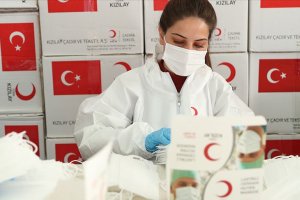 Türk Kızılay ürettiği cerrahi maskeleri ihtiyaç sahiplerine ücretsiz dağıtıyor