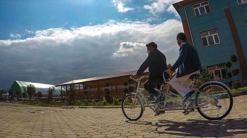 Birbirlerine 'ayak' ve 'göz' olan arkadaşların 'bisiklet aşkı' engel tanımadı