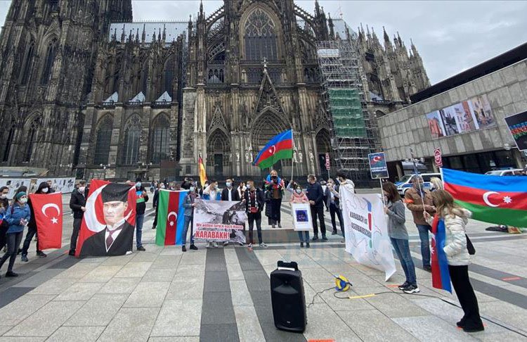 Almanya'da Ermenistan'ın Azerbaycan'a yönelik saldırıları protesto edildi