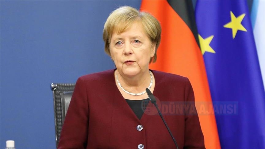 Merkel: “Lütfen mümkün olduğunca evde kalın, insanlarla daha az temas kurun