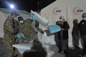 Mehmetçik deprem bölgesindeki yardım faaliyetlerine destek veriyor