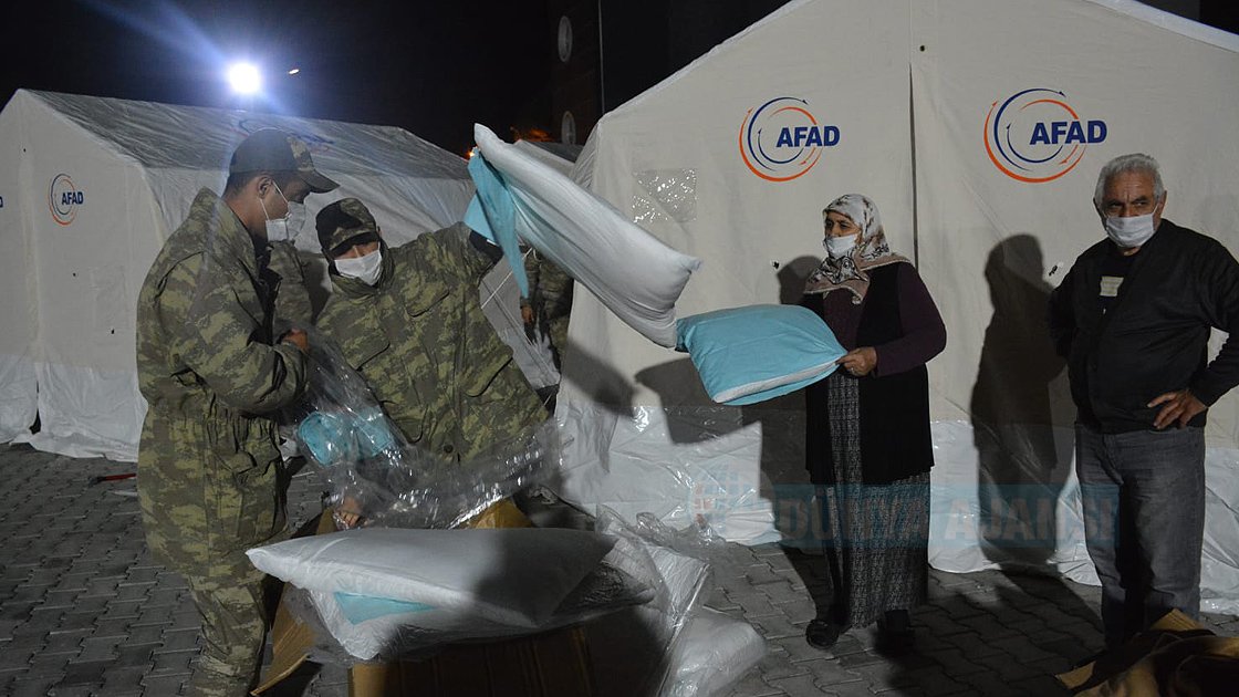 Mehmetçik deprem bölgesindeki yardım faaliyetlerine destek veriyor