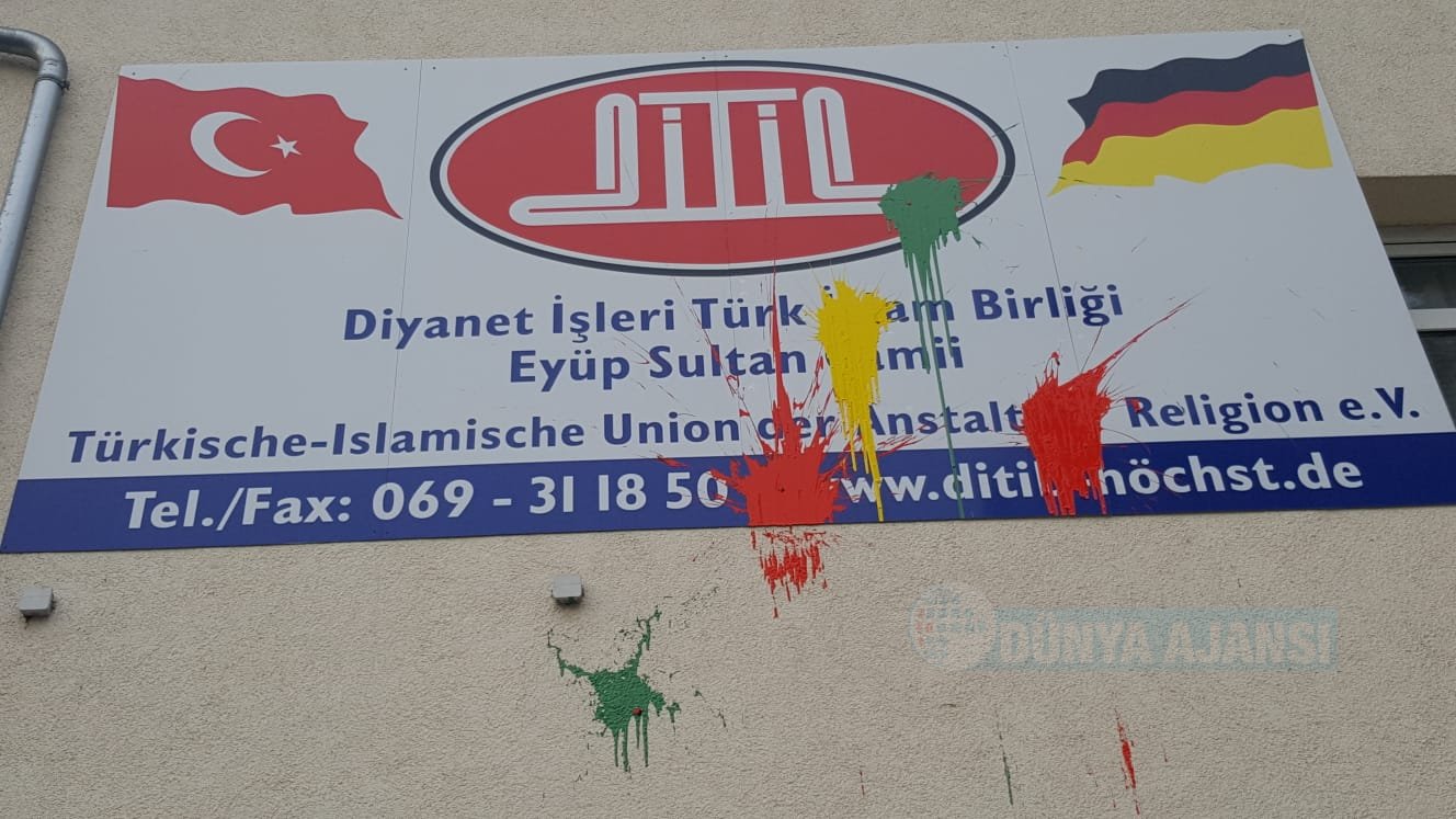 Almanya'da iki camiye saldırı