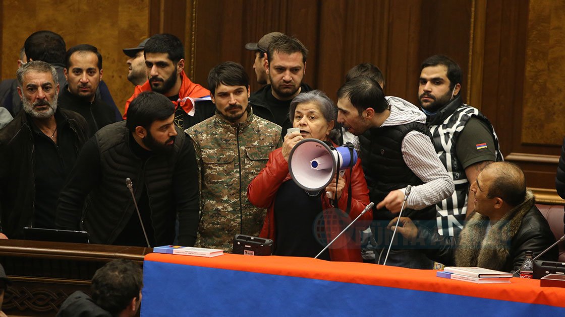 Ermenistan’da halk Dağlık Karabağ’daki mağlubiyetin ardından sokaklara indi