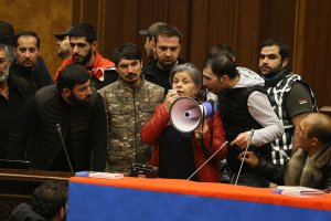 Ermenistan’da halk Dağlık Karabağ’daki mağlubiyetin ardından sokaklara indi