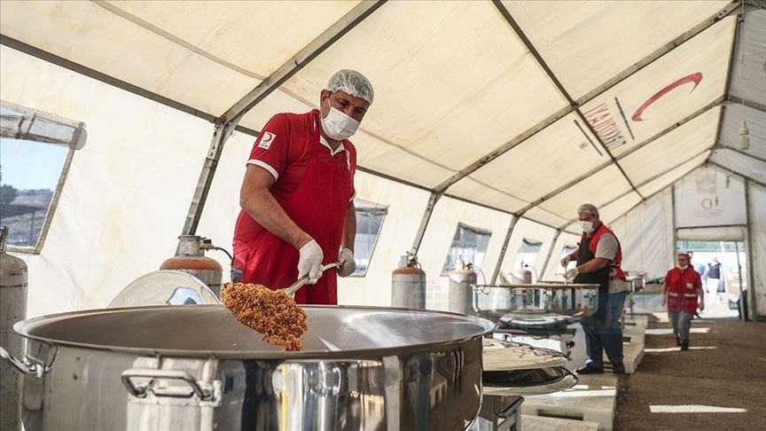 Türk Kızılay, İzmir'de 250 bin kişilik yemek dağıttı