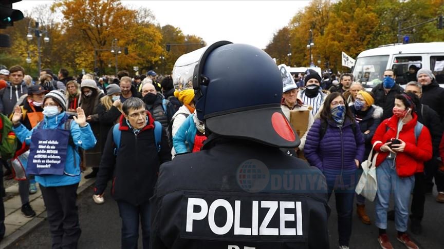 Berlin'de Kovid-19 politikasına karşı yapılan gösteriye polis müdahalesi