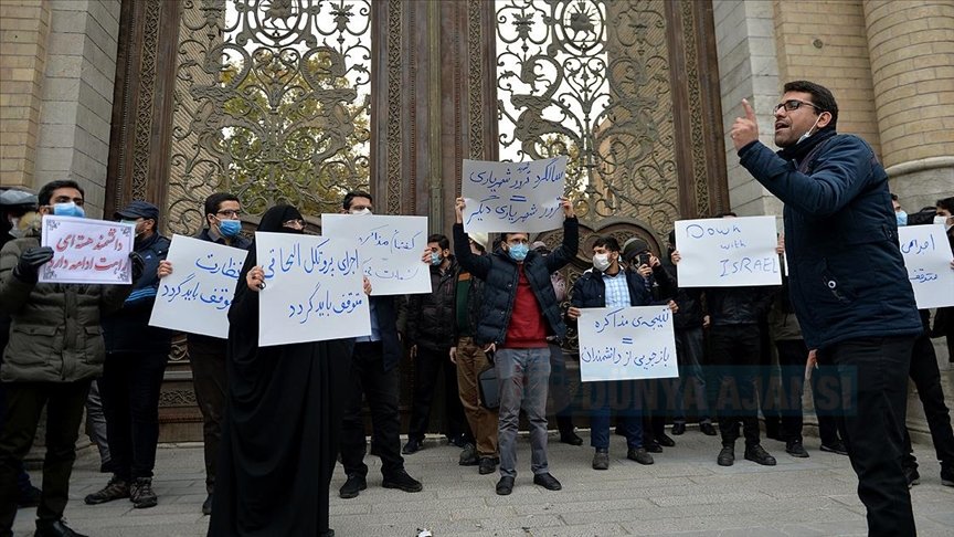 Tahran'da İranlı nükleer bilimcinin öldürülmesi protesto edildi