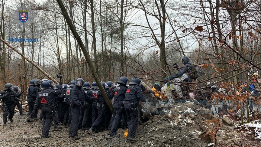 Almanya'da eylem yapan çevrecilere polis müdahalesi