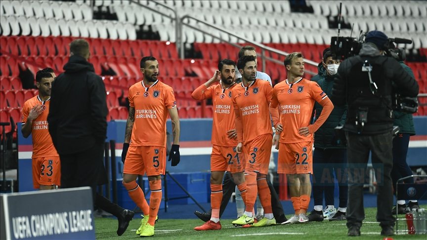 Medipol Başakşehir, PSG maçında dördüncü hakemin ırkçı söylemi nedeniyle sahadan çekildi