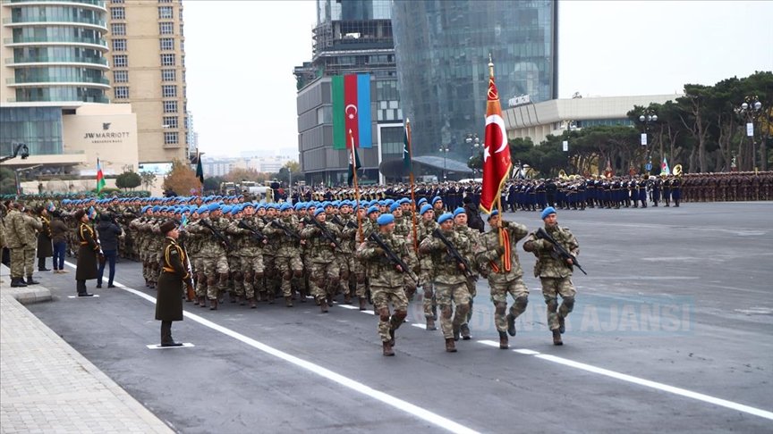 Azerbaycanlılar yarın yapılacak askeri geçit törenini sabırsızlıkla bekliyor