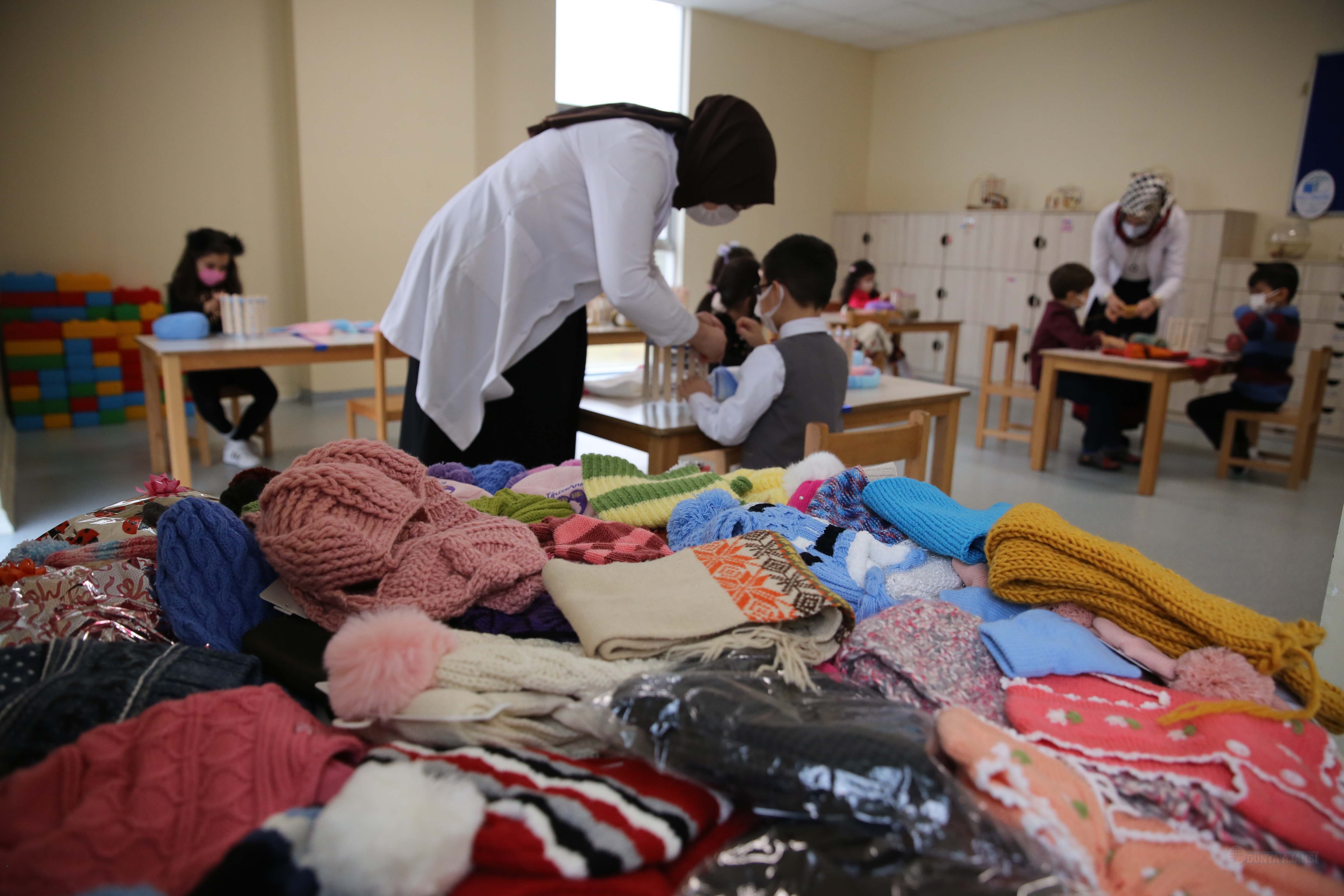 Ana okulu öğrencileri Doğu ve Güneydoğu Anadolu bölgesindeki çocuklar için atkı örüyor