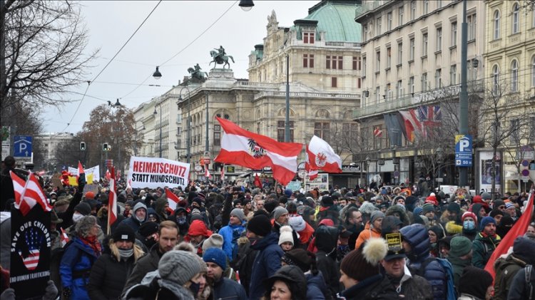 Avusturya’da binlerce gösterici Kovid-19 önlemlerini protesto etti