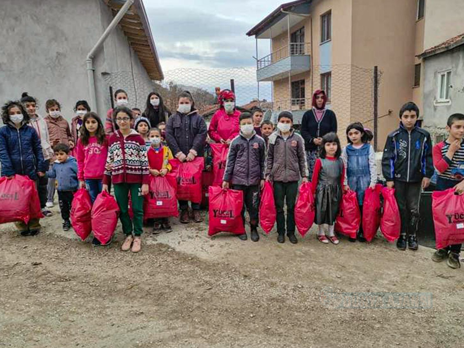 Avrupa Tokatlılar Derneği ihtiyaç sahibi 450 çocuğu giydirdi