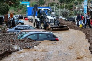 İzmir'deki sağanak nedeniyle araçlar toprak altında kaldı