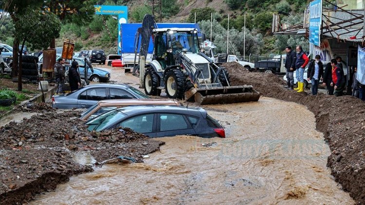 İzmir'deki sağanak nedeniyle araçlar toprak altında kaldı