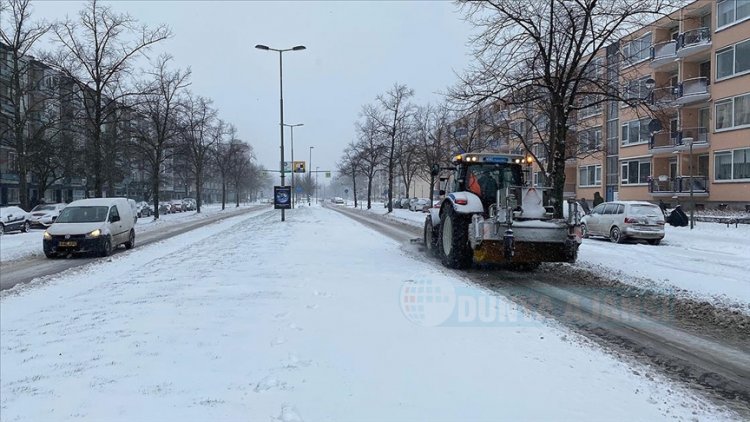 Hollanda’da kar fırtınası nedeniyle kırmızı alarm verildi