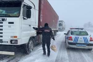 Edirne'de AFAD, yolda kalan tır sürücülerine kumanya dağıttı