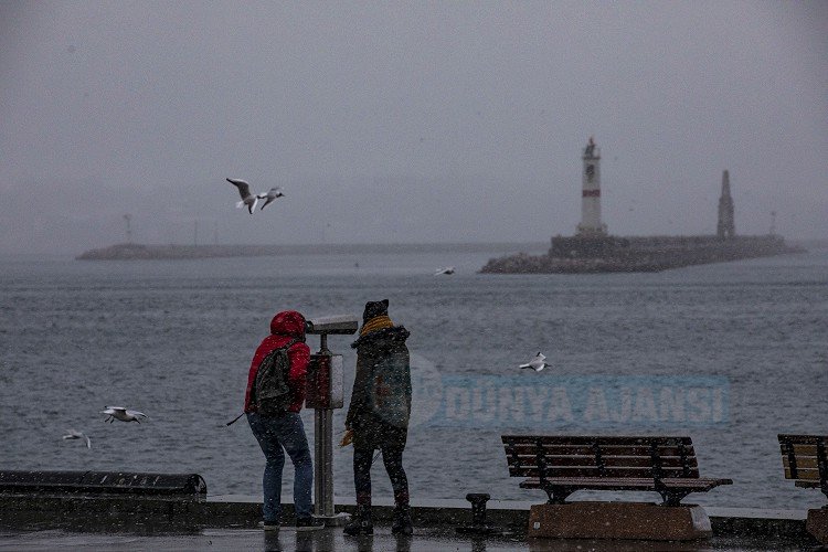 İstanbul'da kar yağışı etkisini sürdürüyor