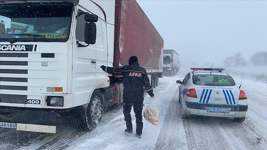 Edirne'de AFAD, yolda kalan tır sürücülerine kumanya dağıttı