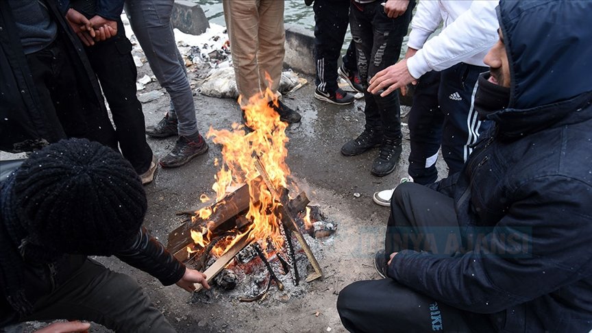 Fransa'da derme çatma çadırlarda kalan göçmenler ısınmak için giysilerini yakıyor