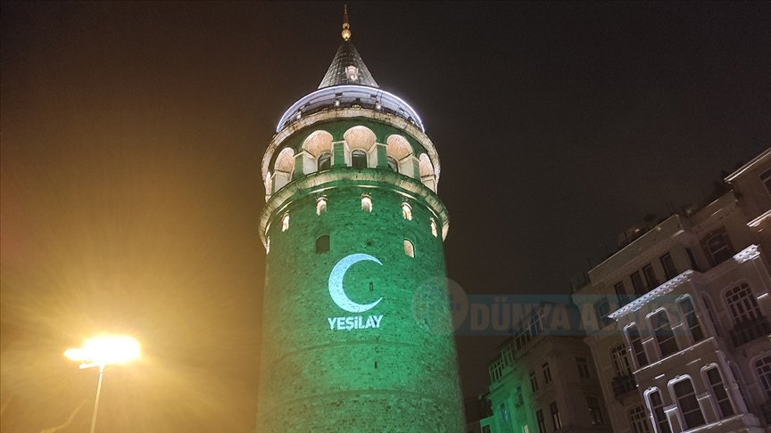 İstanbul'un simgeleri Yeşilay Haftası dolayısıyla yeşile büründü