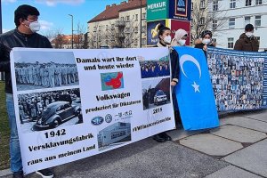 Avusturya’da Uygur Türkleri, Volkswagen firmasını protesto etti