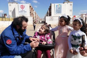 Dizi oyuncuları yetimlerin gönlünü fethetti