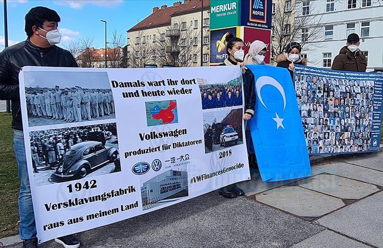 Avusturya’da Uygur Türkleri, Volkswagen firmasını protesto etti