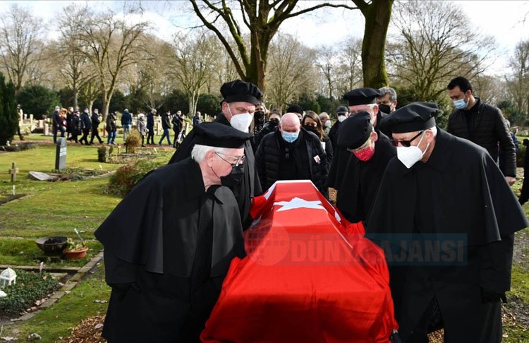 Almanya'da vefat eden Kore Gazisi Minas, Türk bayrağıyla son yolculuğuna uğurlandı