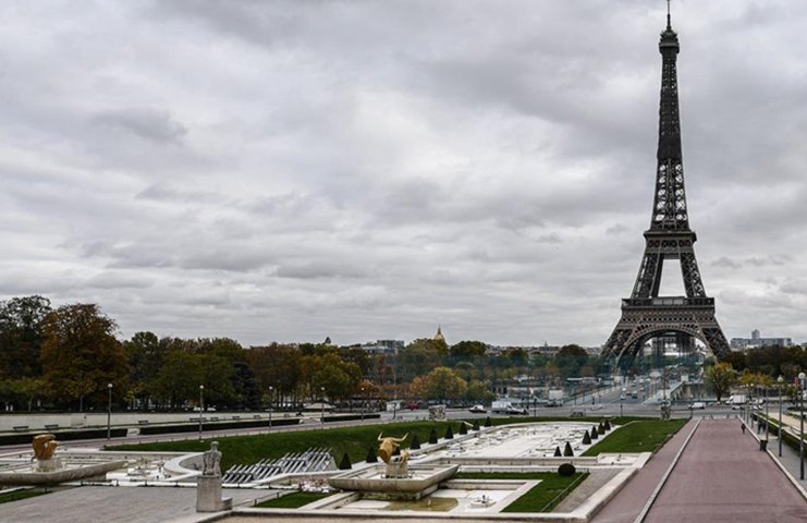 Fransa'da salgın nedeniyle Paris dahil 16 bölgede sokağa çıkma kısıtlaması uygulanacak