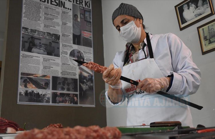 Kuaförlüğü bırakıp Adana kebab ustası oldu