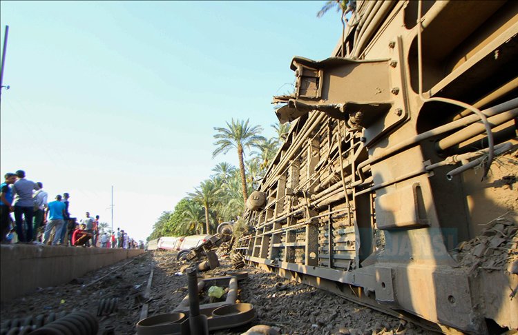 Mısır'da iki tren çarpıştı: 32 ölü