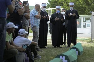 Srebrenitsa Soykırımı'nın 19 kurbanı dualarla toprağa verildi