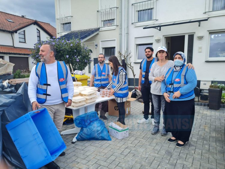 DİTİB gönüllülerinden selzedelere sıcak yemek