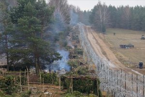 Göçmen krizi yaşanan  Polonya - Belarus sınırına duvar örülüyor