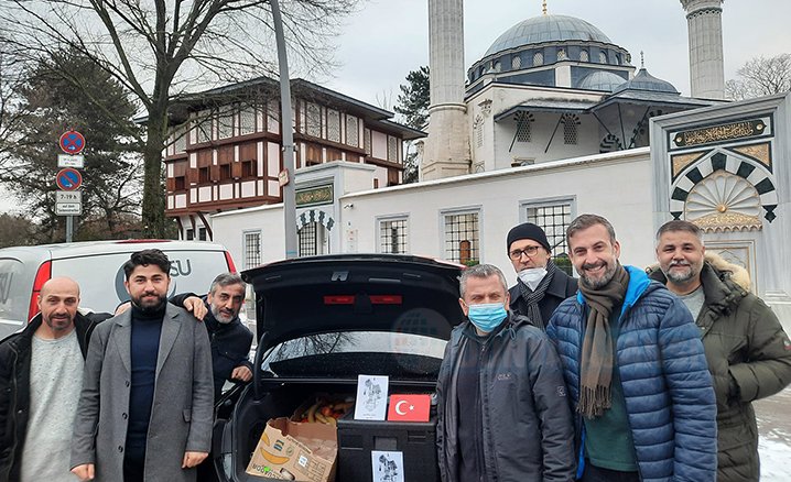 Berlin’de DİTİB gönüllüleri yüzlerce kişiye sıcak yemek dağıtıyor