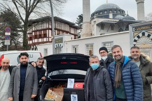 Berlin’de DİTİB gönüllüleri yüzlerce kişiye sıcak yemek dağıtıyor