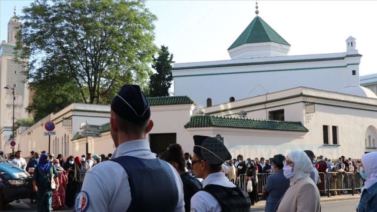 Fransa'da ayrımcı ve İslamofobik muamelelere maruz kalan Müslüman ülkeyi terk ediyor