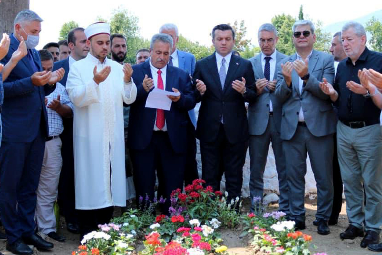 Dışişleri Bakan Yardımcısı Kıran Ahmet Mete'nin kabrini ziyaret etti