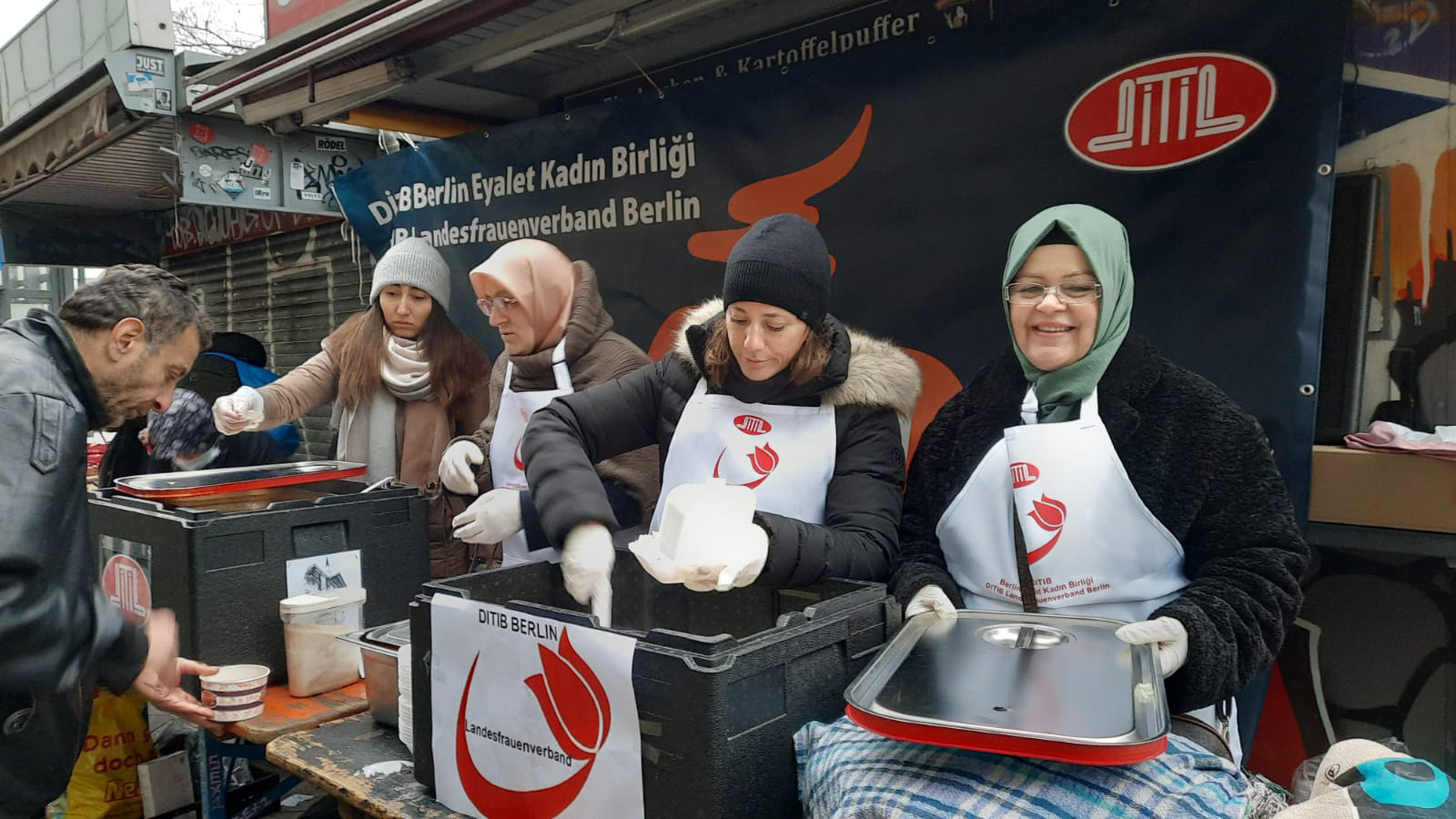 Berlin’de DİTİB kadın gönüllülerinden evsizlere çorba ikramı