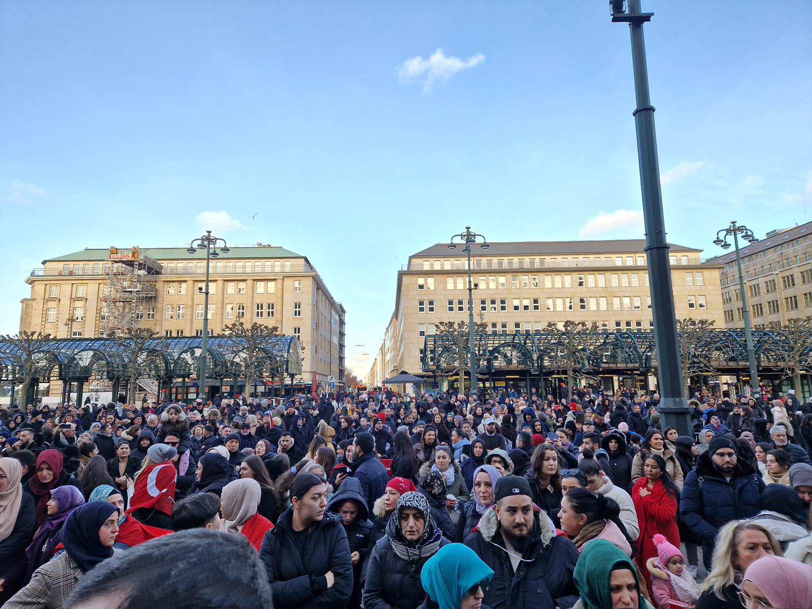 Hamburg ve Heilbronn kentlerinde depremzedeler için dua edildi