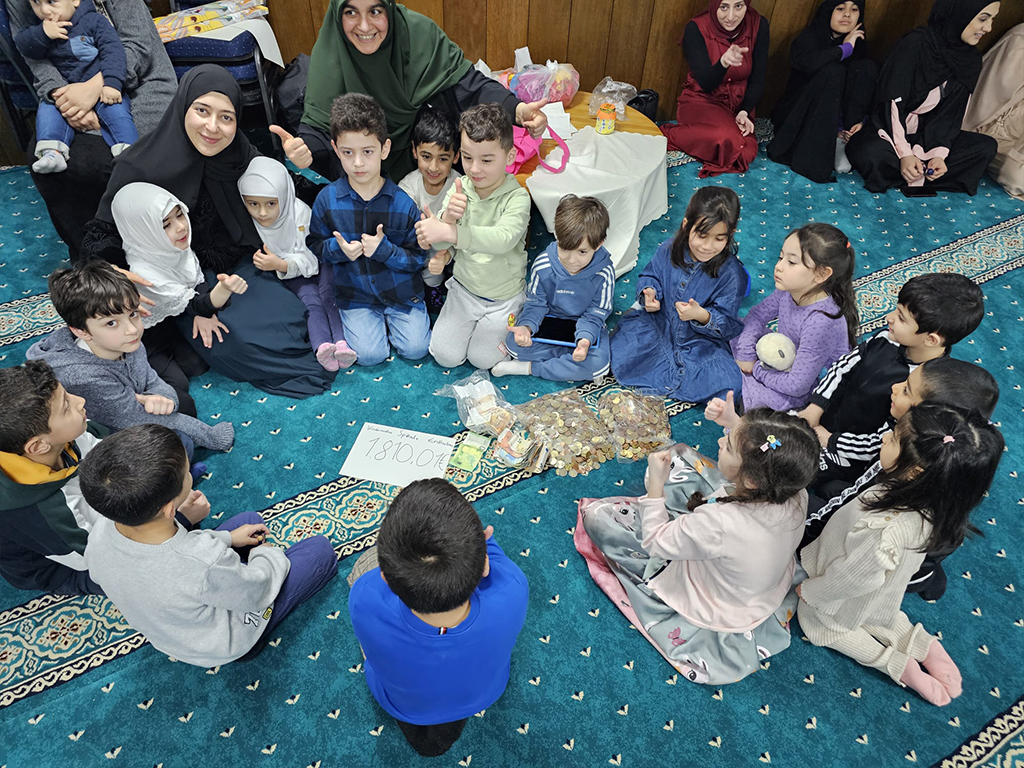 Minikler kumbaralarını depremzede kardeşleri için açtı